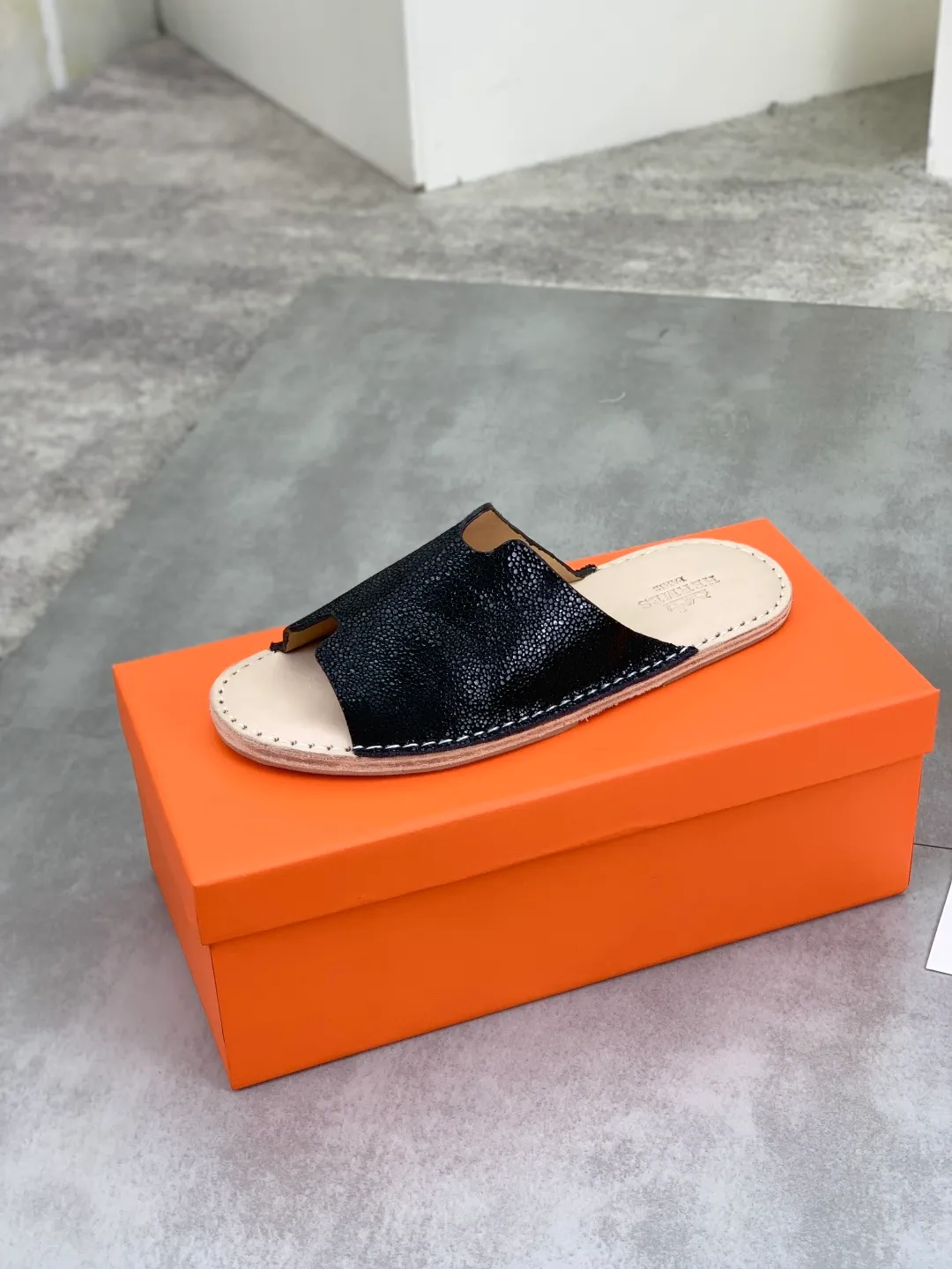 Men's men's shoes 💰P360 new model (genuine leather outsole series) new colors are coming simultaneously on the official website [HERMES] Hermès series: original development, original anatomy display, exclusive outsole [Material] Sole: original genuine leather sole with cow essence film 🌸. Fabric Original calfskin Lining: Imported cowhide, delicate and soft Code number: 38-44